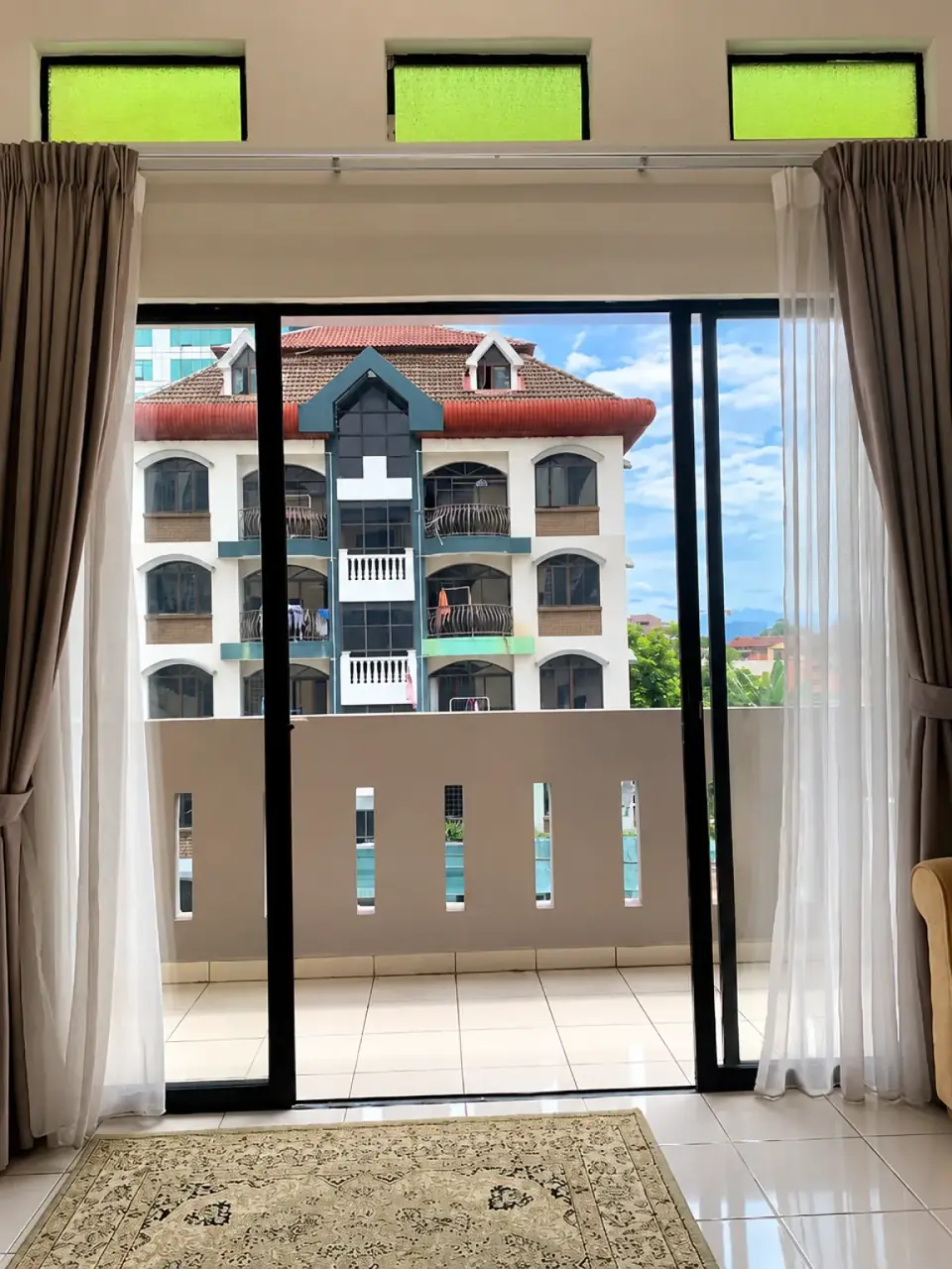 Pemandangan kawasan kejiranan dari bilik di Akar Hotel Kampung Baru