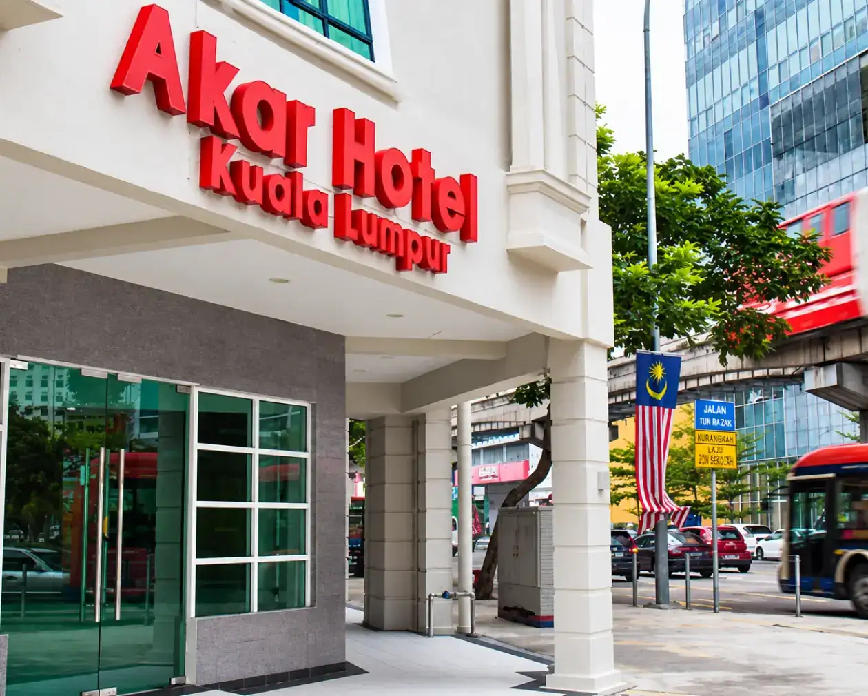 Pintu masuk Akar Hotel Kuala Lumpur di Jalan Raja Uda
