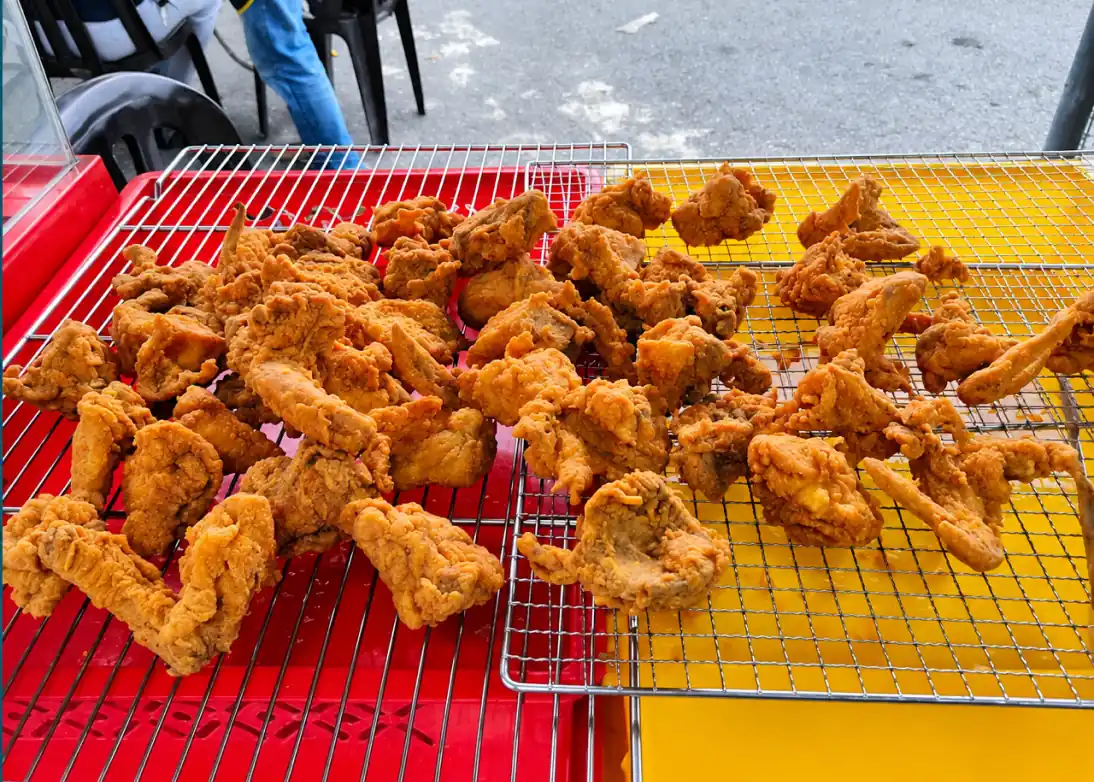 Ayam goreng panas di gerai makanan jalanan Kampung Baru