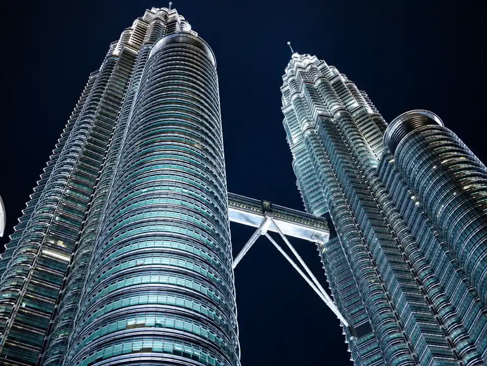 Menara Berkembar Petronas bercahaya pada waktu malam