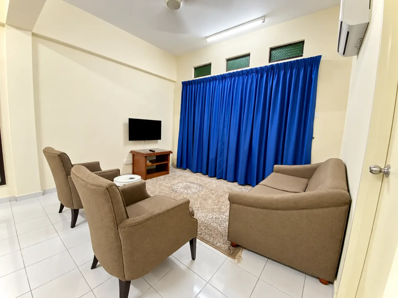 Ruang tamu Apartmen Tiga Bilik Tidur di Akar Hotel Kampung Baru