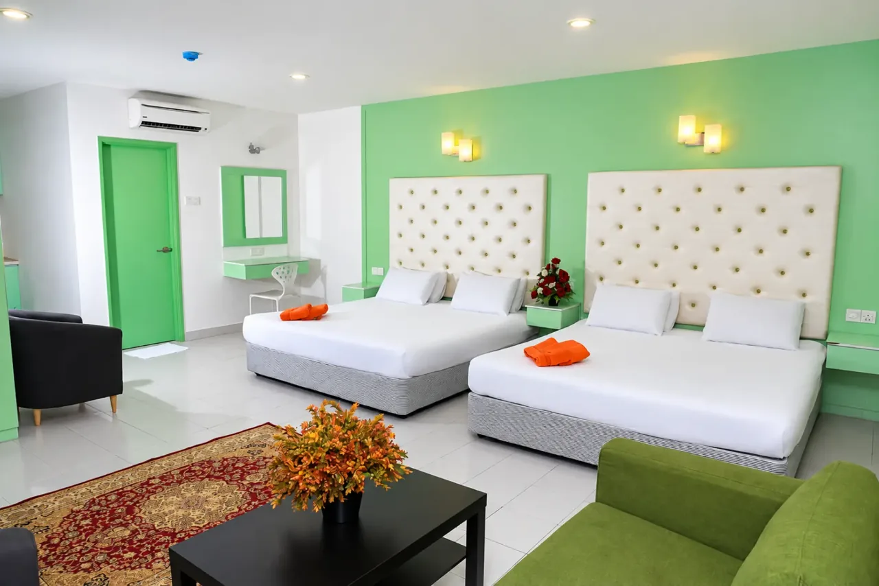 Bilik yang cerah di Akar Hotel Kampung Baru dengan dua katil besar