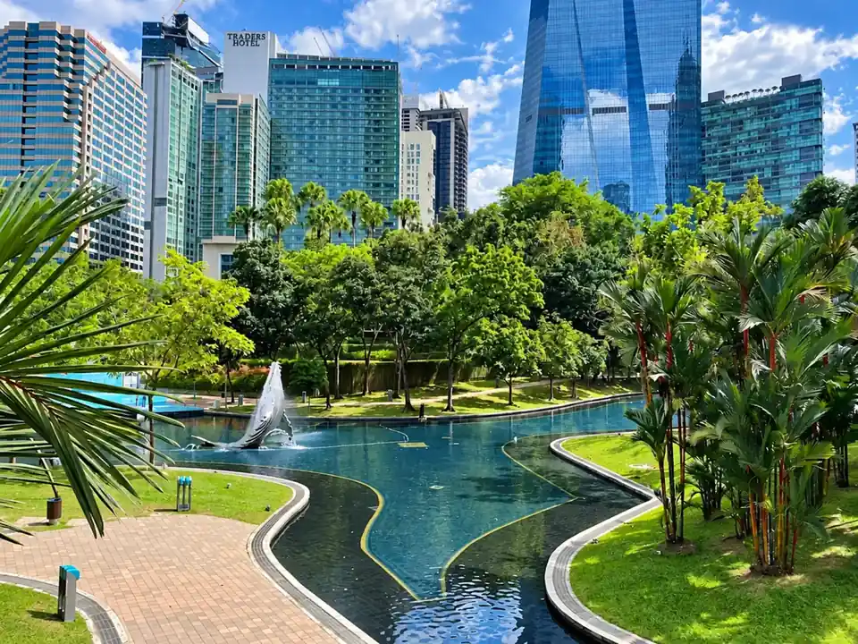 Tasik dan taman di Taman KLCC dengan latar langit bandar
